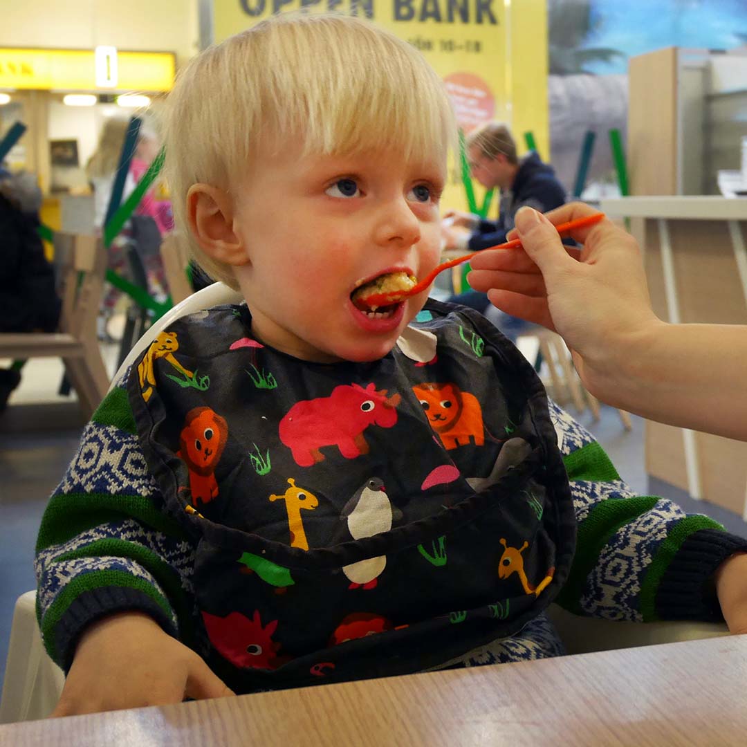 Elis äter barnmat i Täby Centrum.