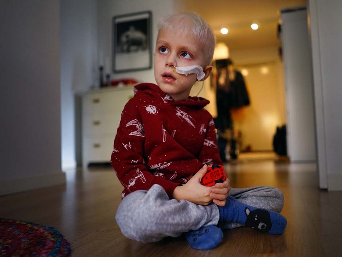 Elis har fått feber men leker ändå.