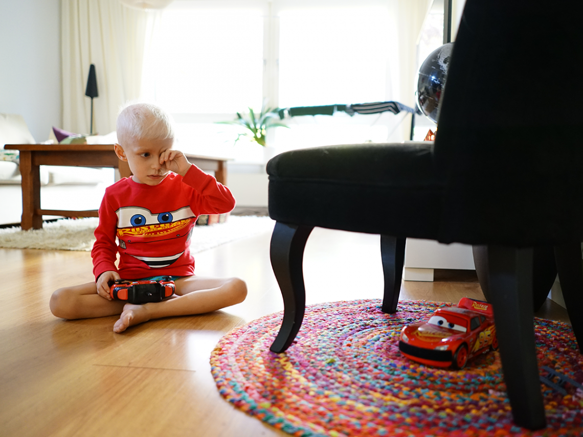 Elis kör sin rradiostyrda Blixten McQueen-bil.