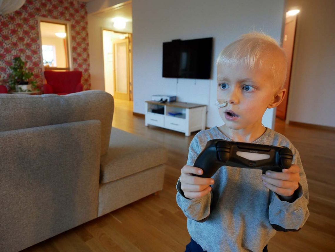 Elis med en Playstation-kontroll på Ronald McDonald Hus i Uppsala.