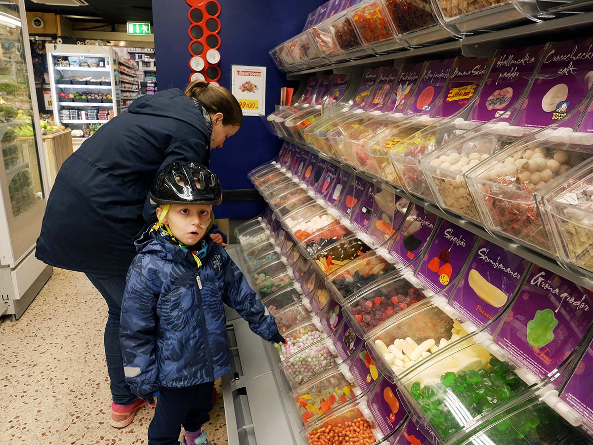 Godisshopping på ICA.