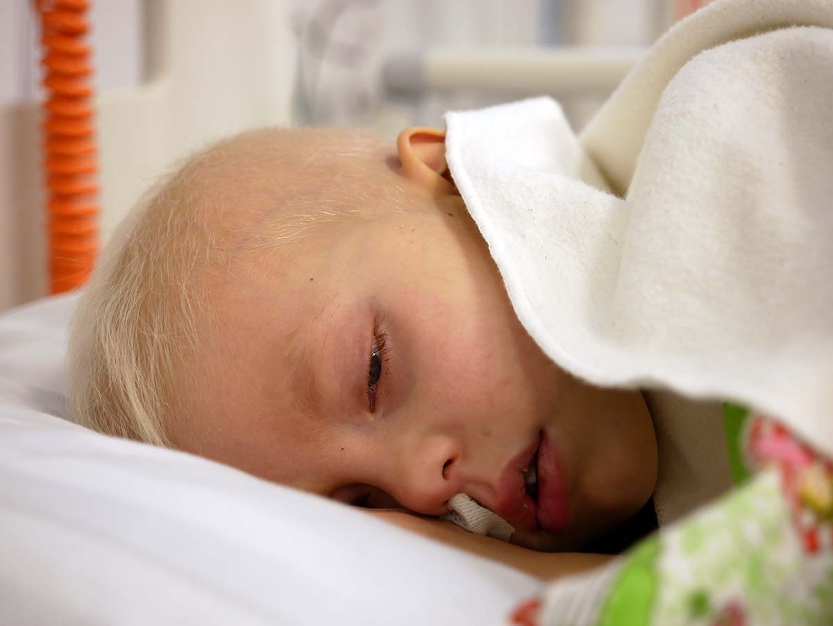 Elis sover efter sista stråldosen.