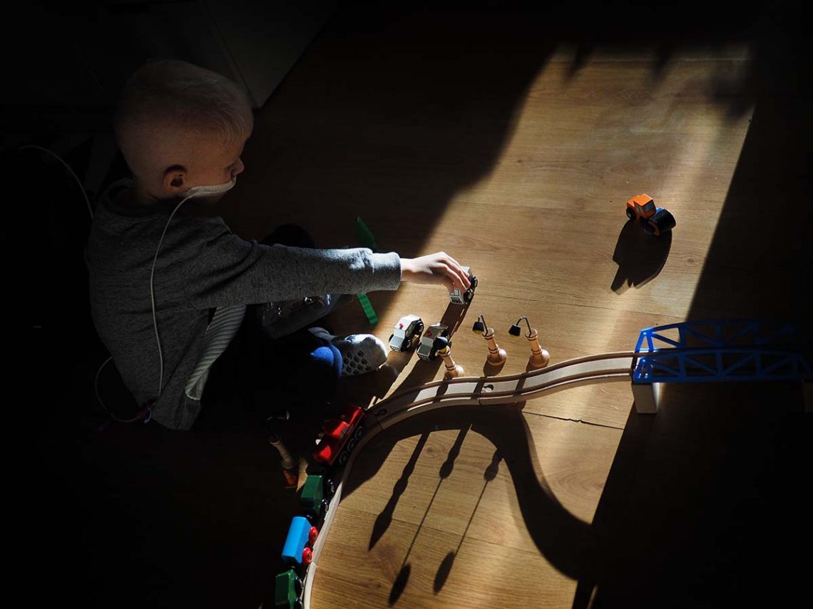 Elis leker med sitt trätåg.