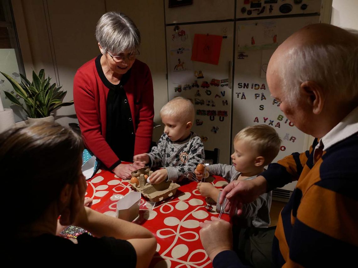 Mormor, Elis, Folke och morfar i presentöppnartagen