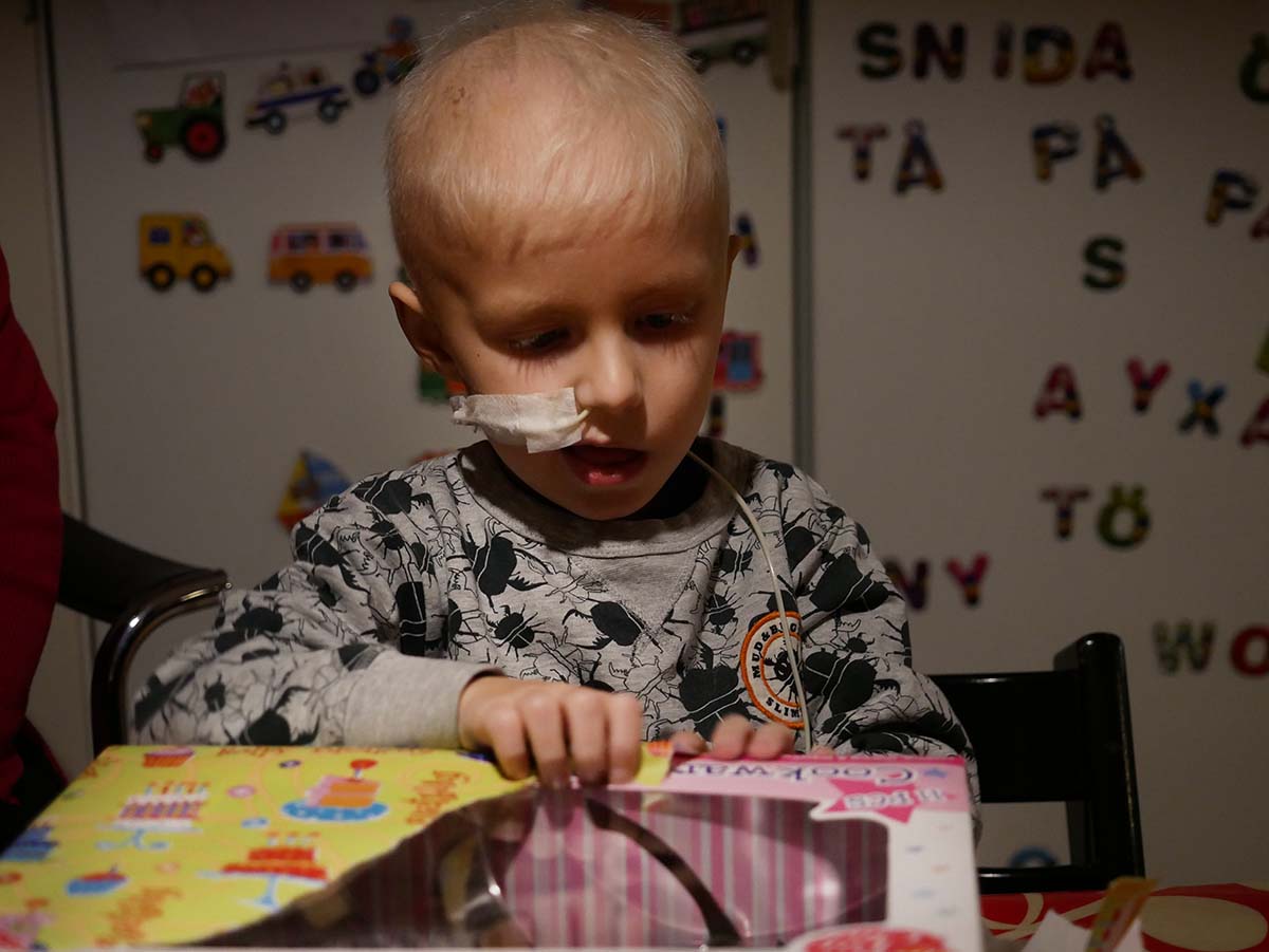 Elis får köksattiraljer för barn.