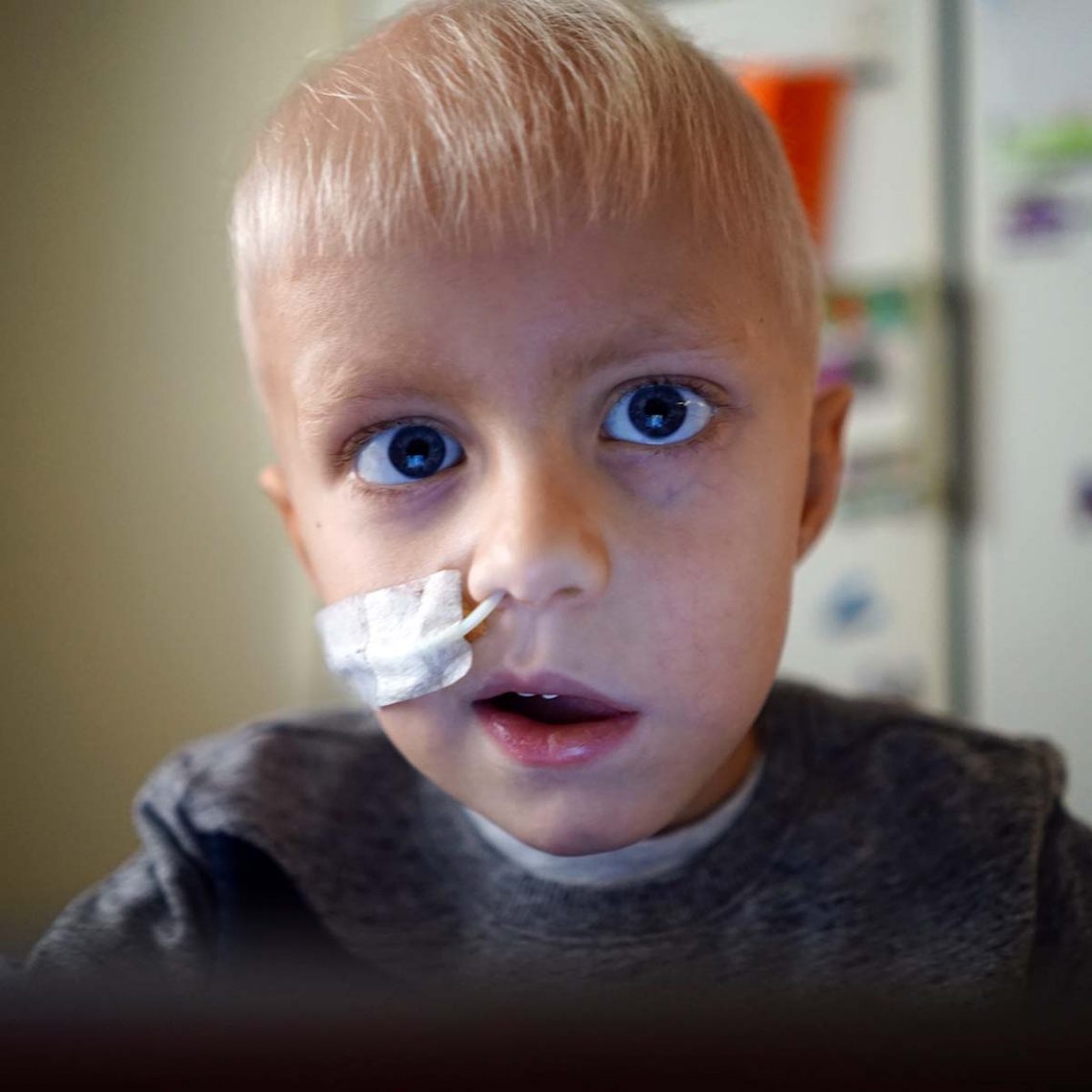 Elis tittar upp från iPaden.