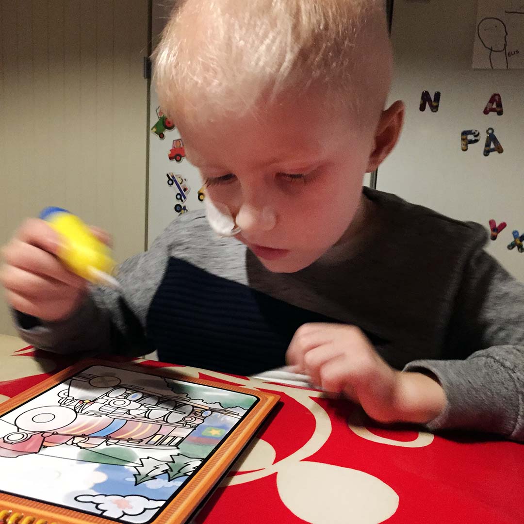 Elis med en magisk målarbok som får färg av vanligt vatten.