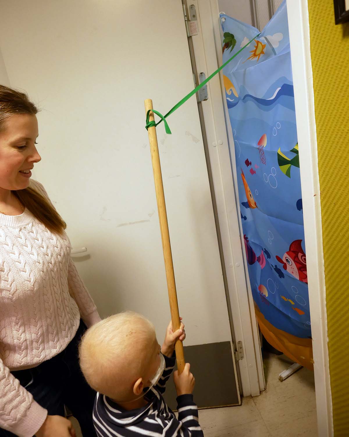 Elis vid fiskdammen på kalaset.