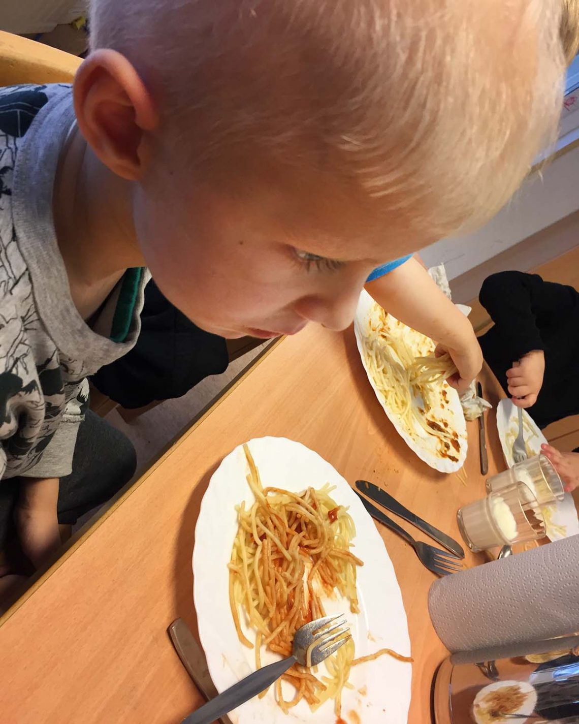 Elis vid matbordet på förskolan.