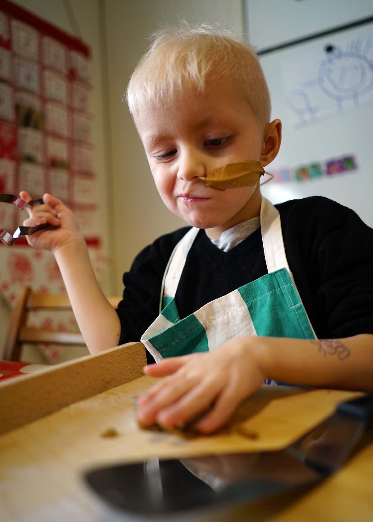 Elis bakar pepparkakor.