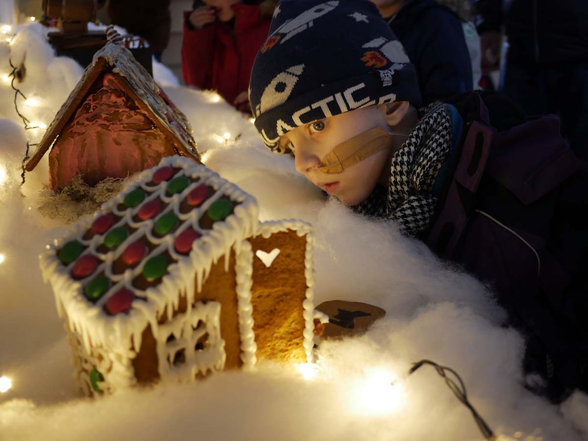 Elis tittar på ett av bidragen i pepparkakshustävlingen.