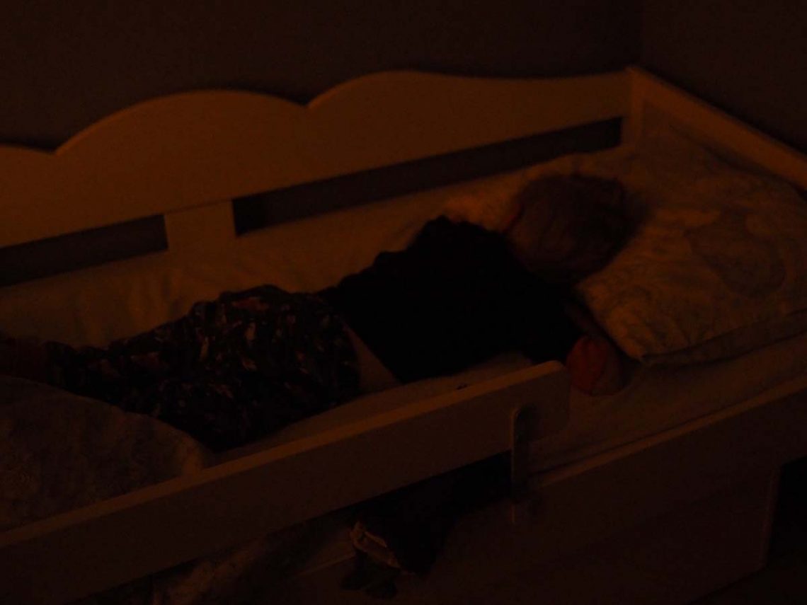 Elis sover i sin juniorsäng.