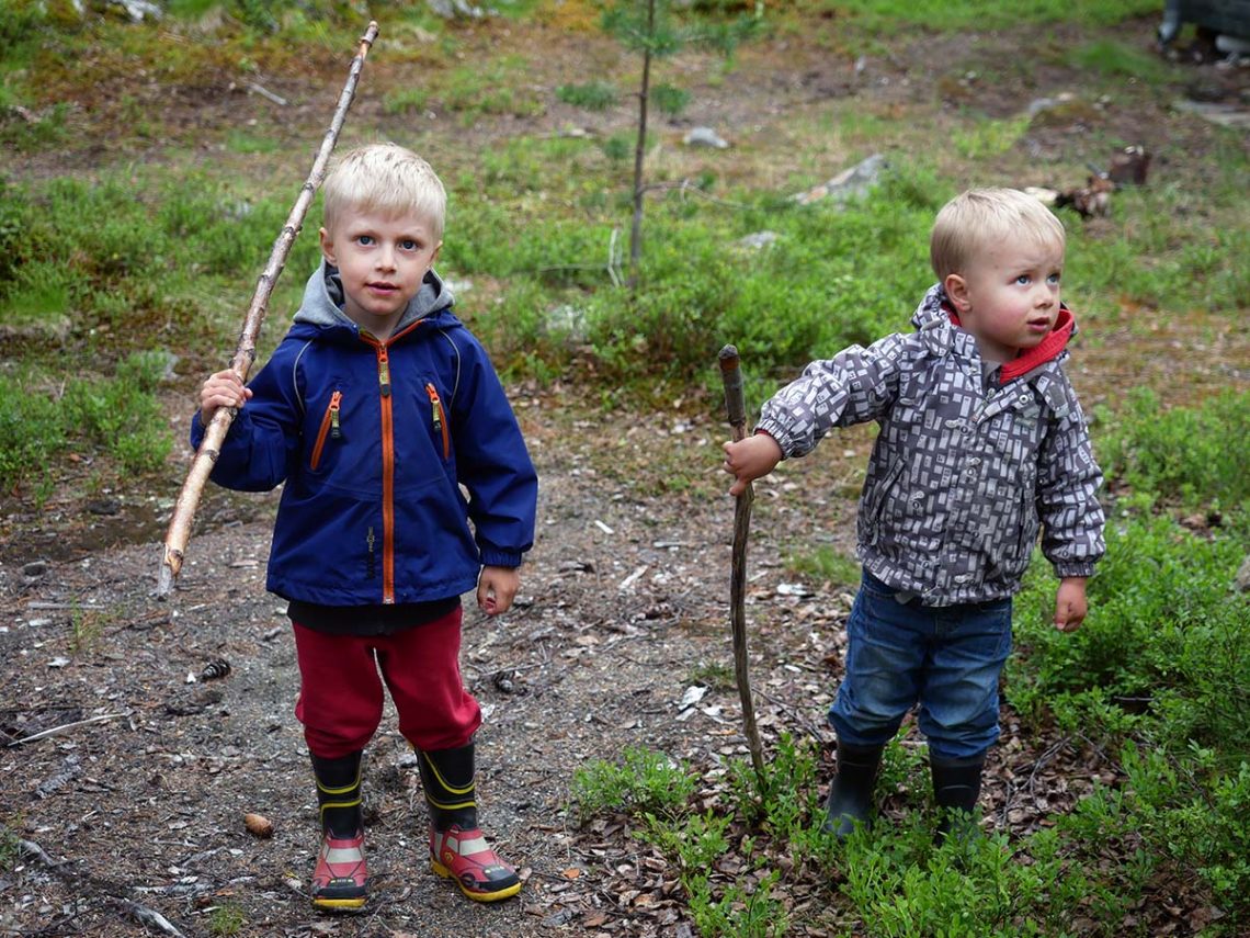 Elis och Folke i skogarna utanför Avaträsk, juli 2017.
