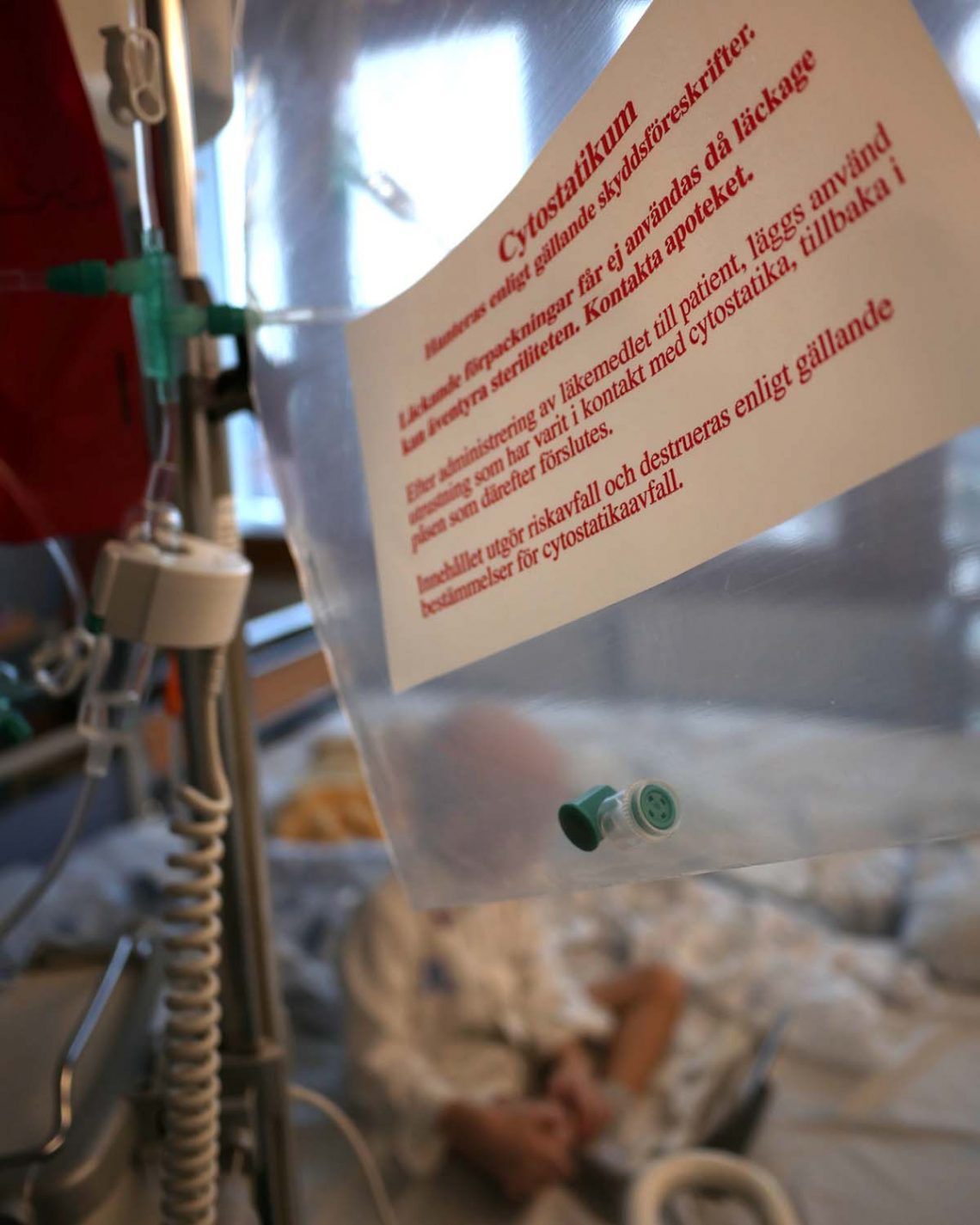 Varningstext på cytostatikapåse, på Elis rum