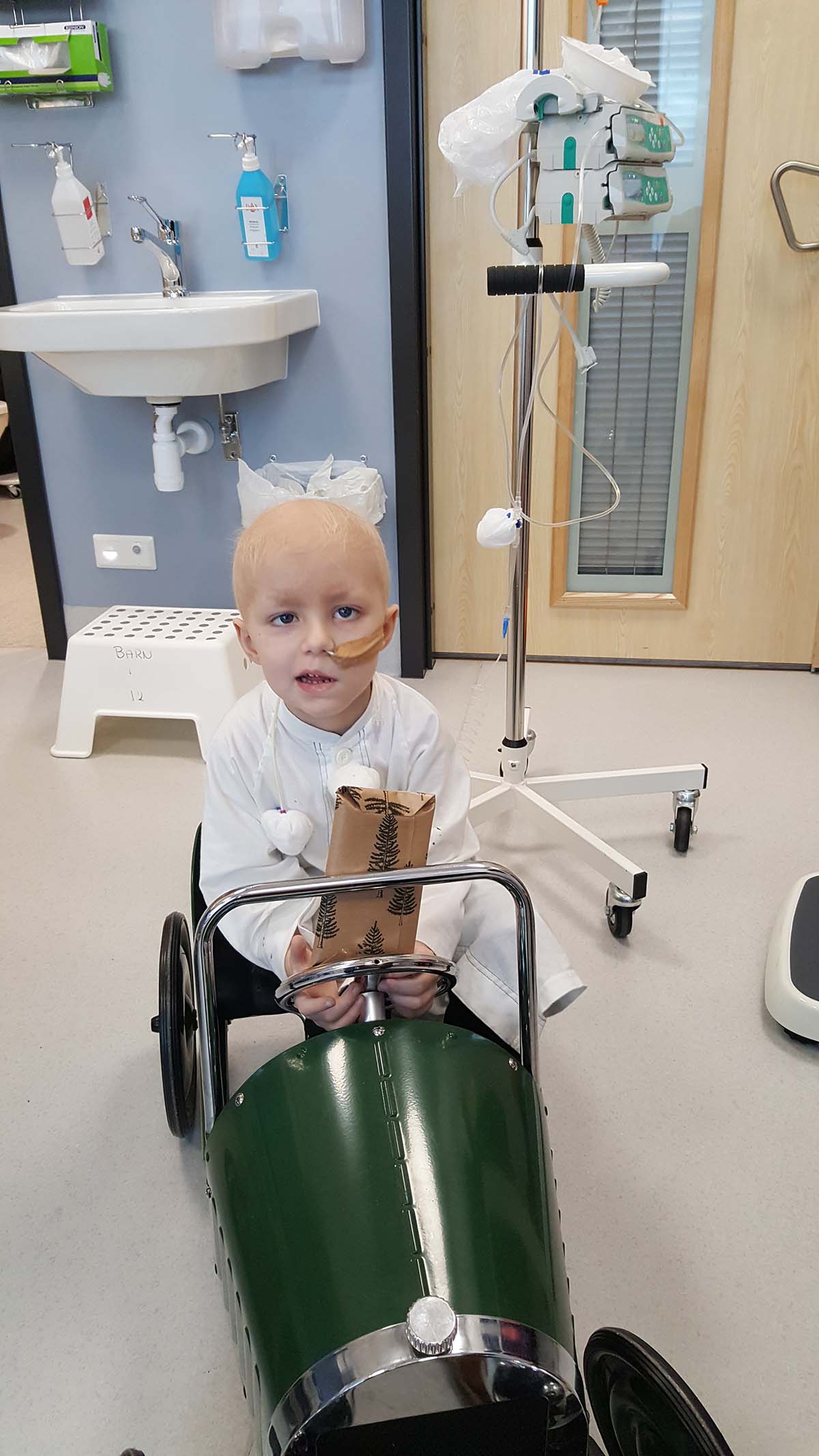 Elis sitter i lekbilen med dagens klapp från julkalendern.