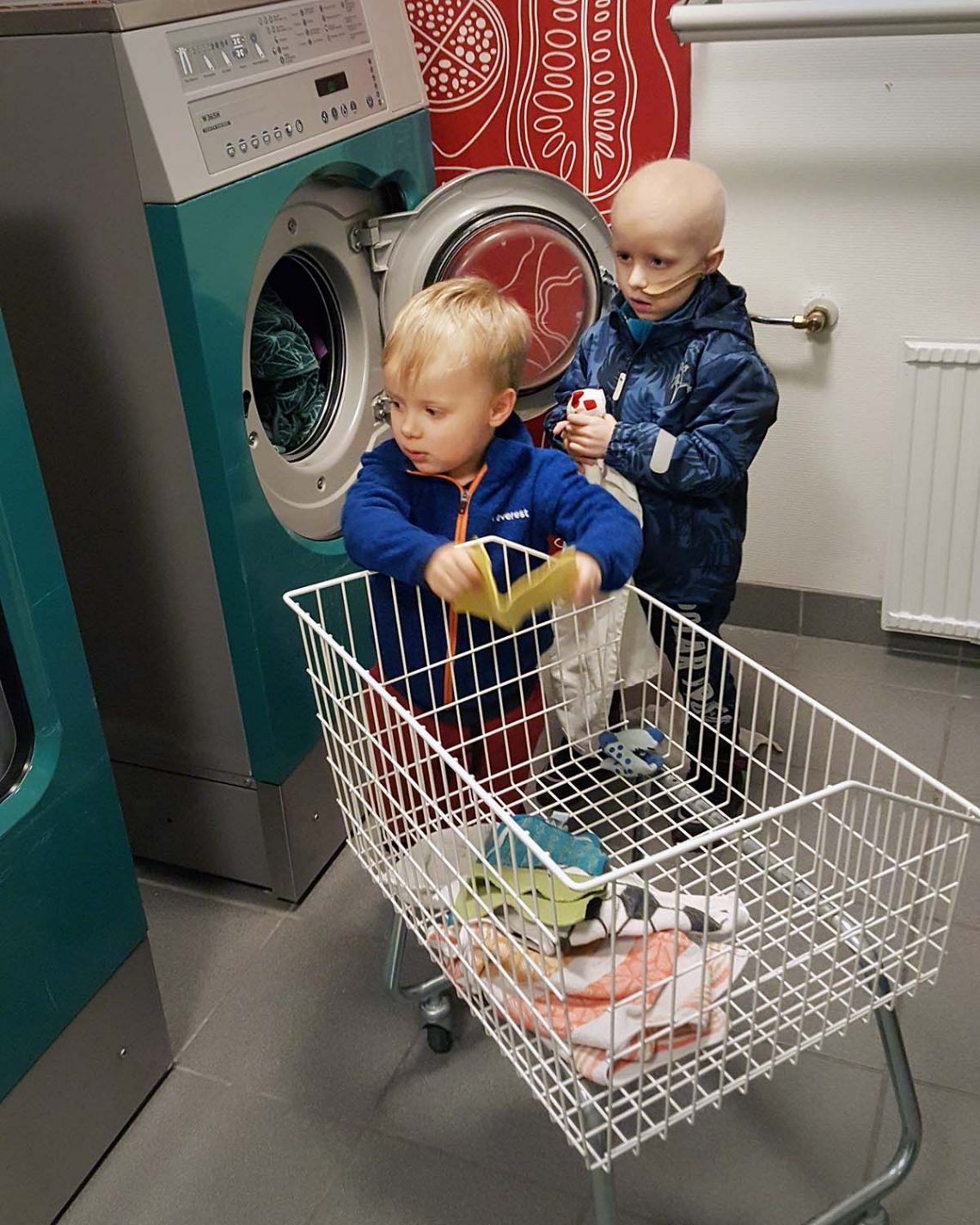 Folke och Elis hjälper till att tvätta handdukar