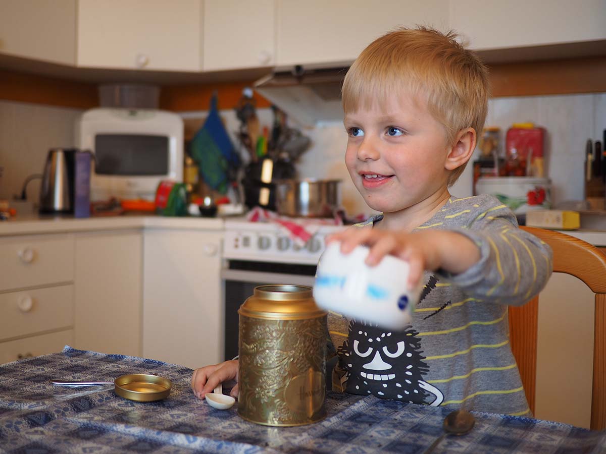 Elis leker med teblad.