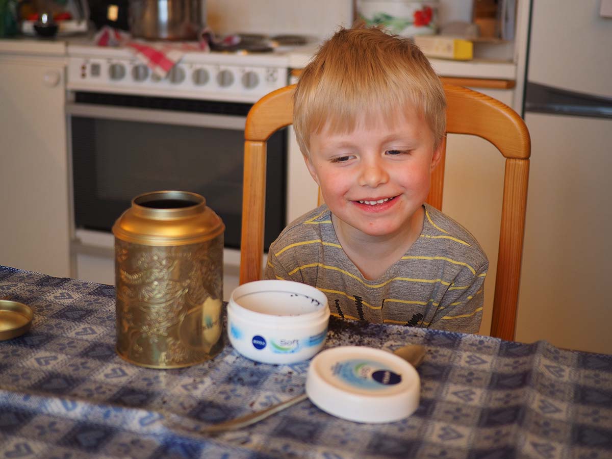 Elis glad efter att ha "lekt te".