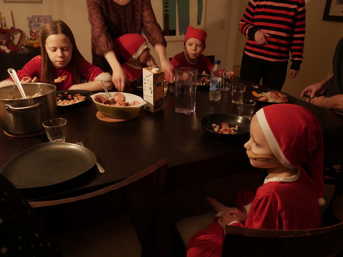 Middag före julafton. Elis får lite pasta och ketchup.