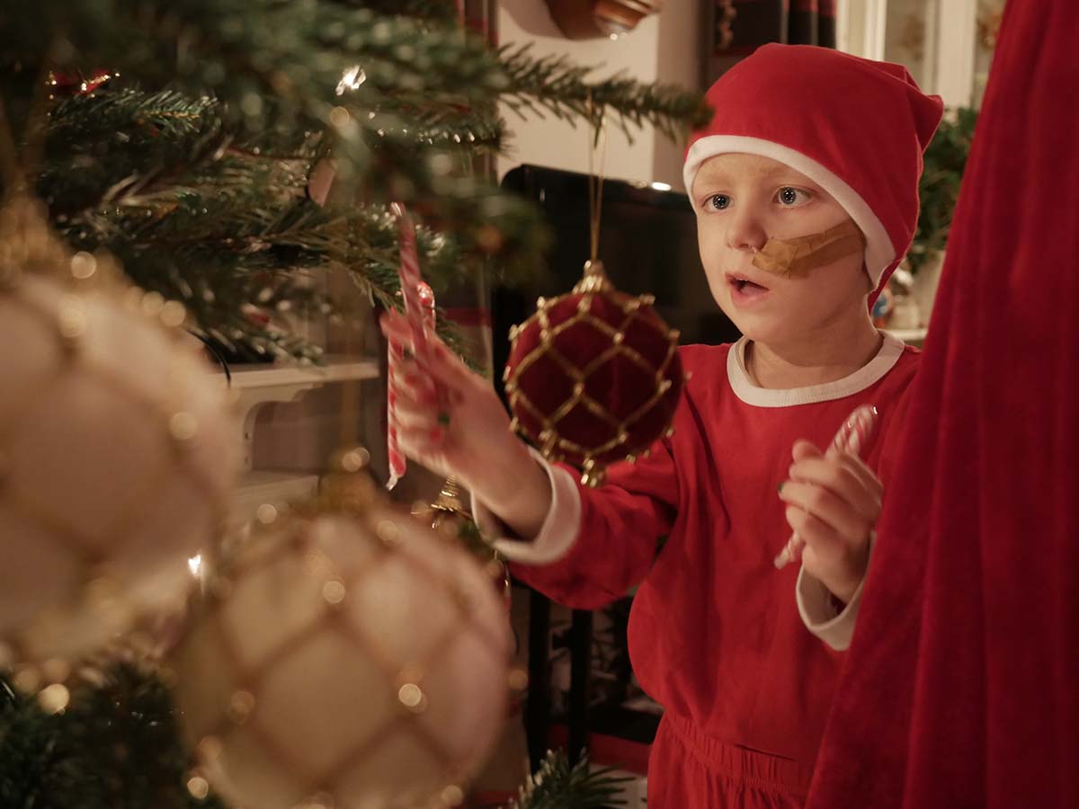 Elis klär gran för andra gången i jul.