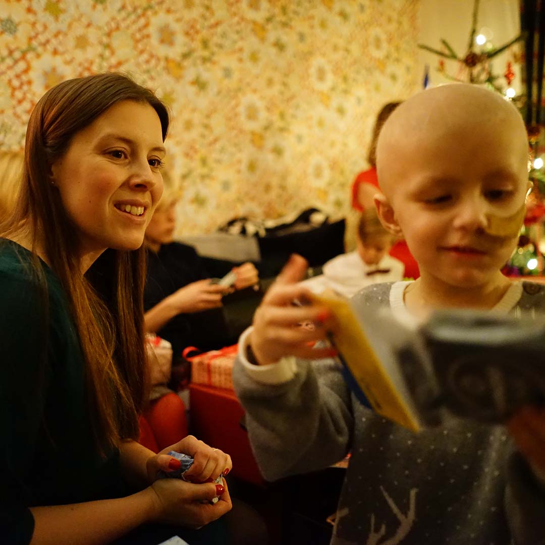 Mamma och Elis som just fått en julklapp.