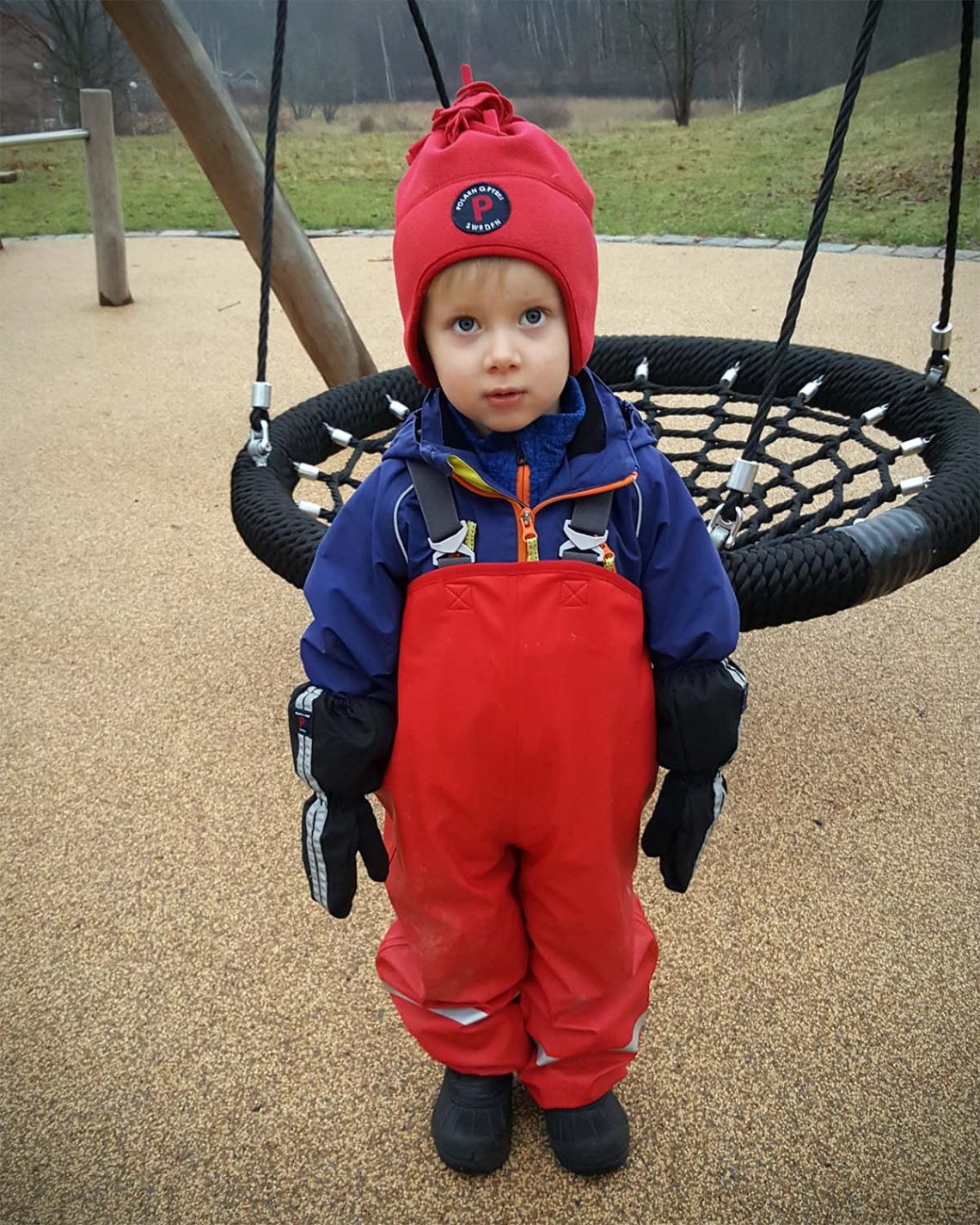 Folke i lekparken medan Elis är på sjukhuset.