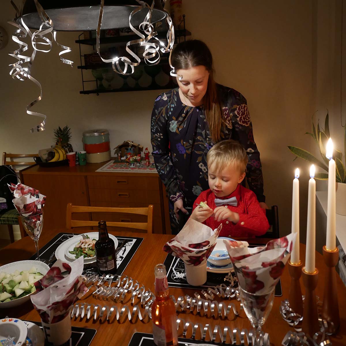 Mamma och Folke gör sig redo för nyårsmiddag.
