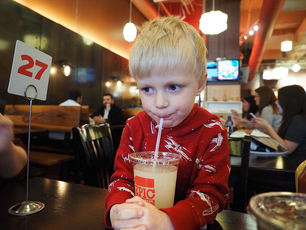 Elis dricker på en hamburgerrestaurang i Chicago.