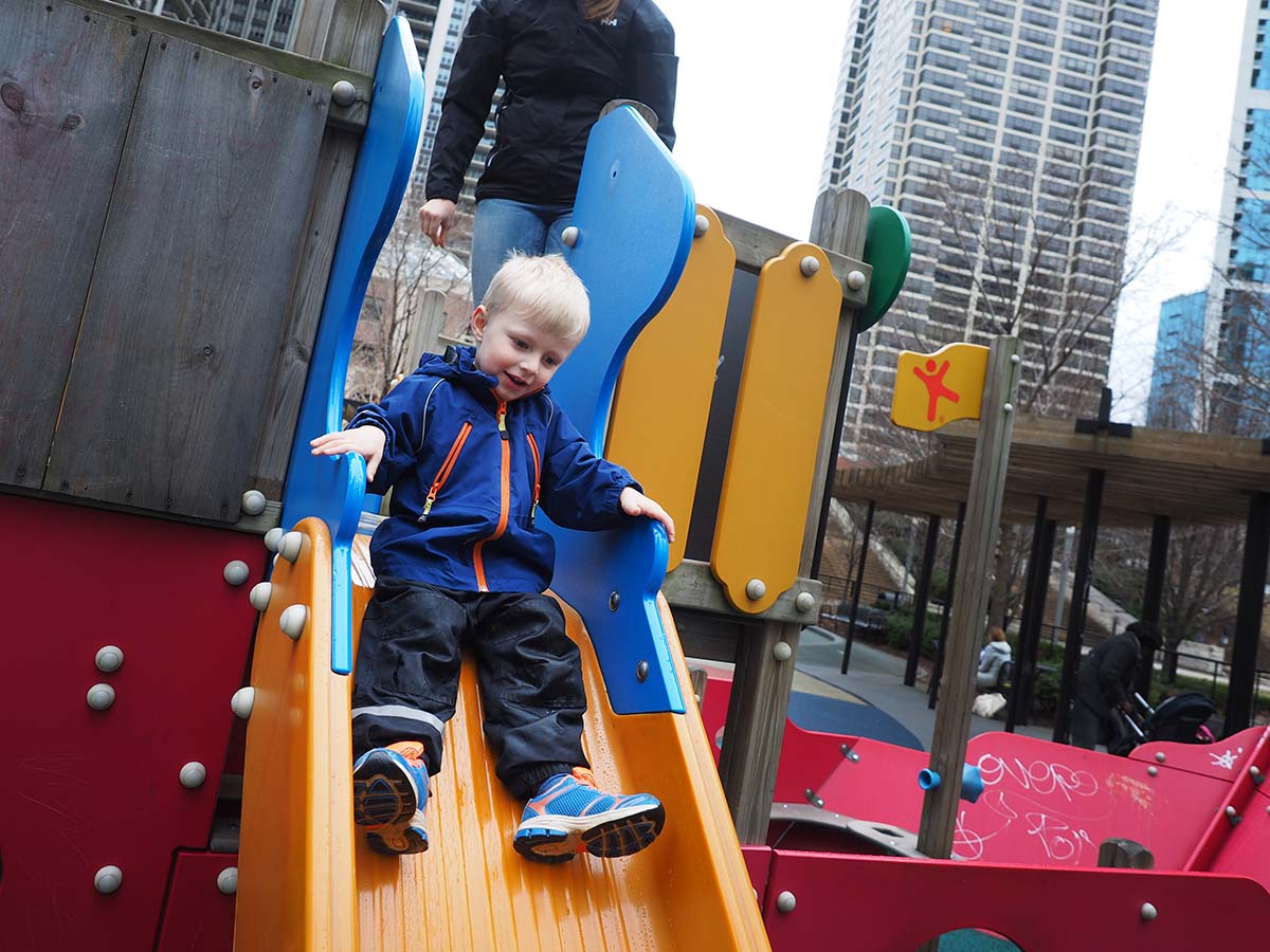 Elis i en rutschkana, Lakeshore East, Chicago