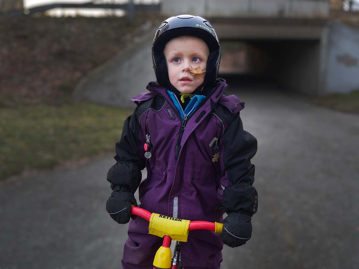 Elis ute med springcykeln