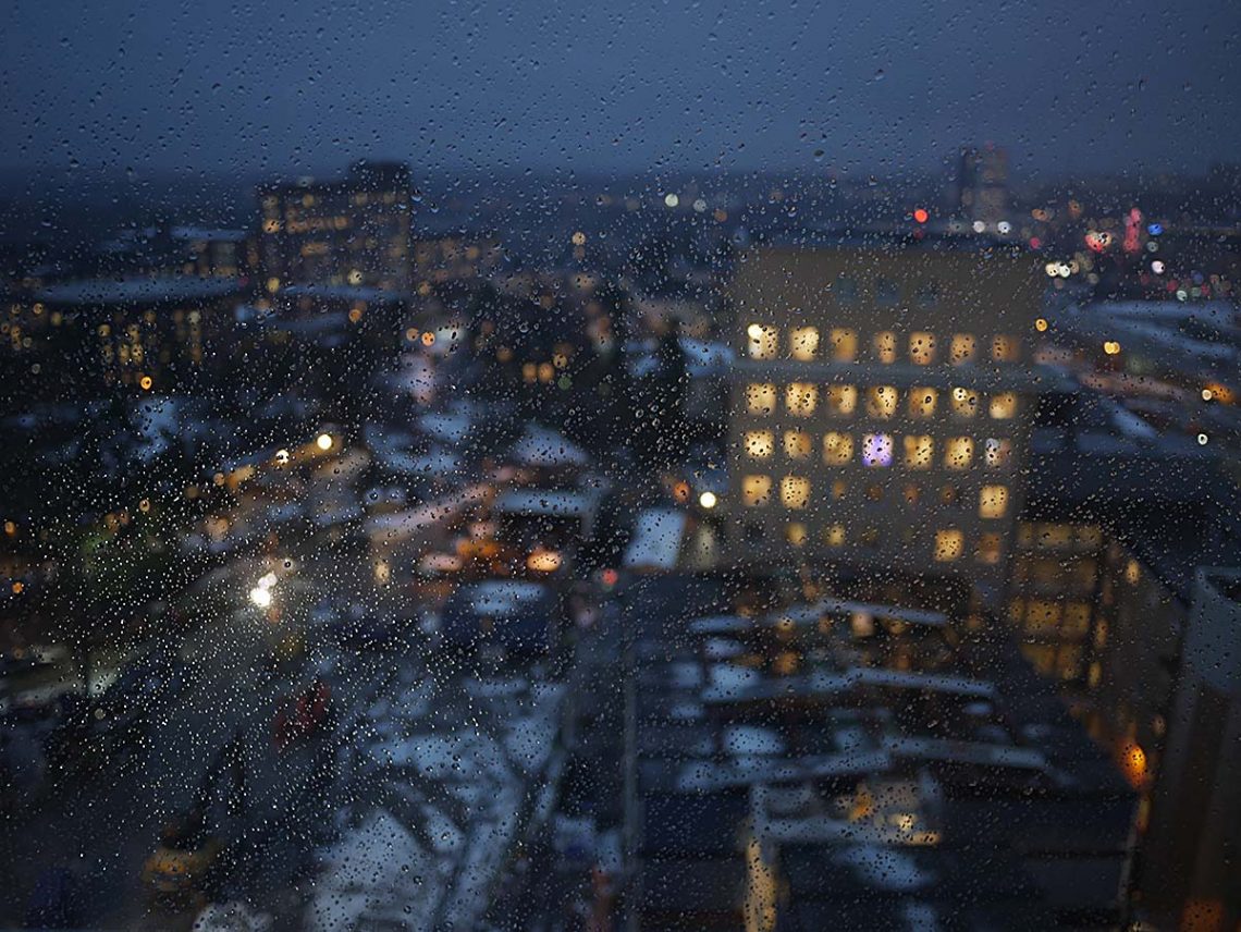 Regnig utsikt från vårt sjukhusfönster på tolfte våningen