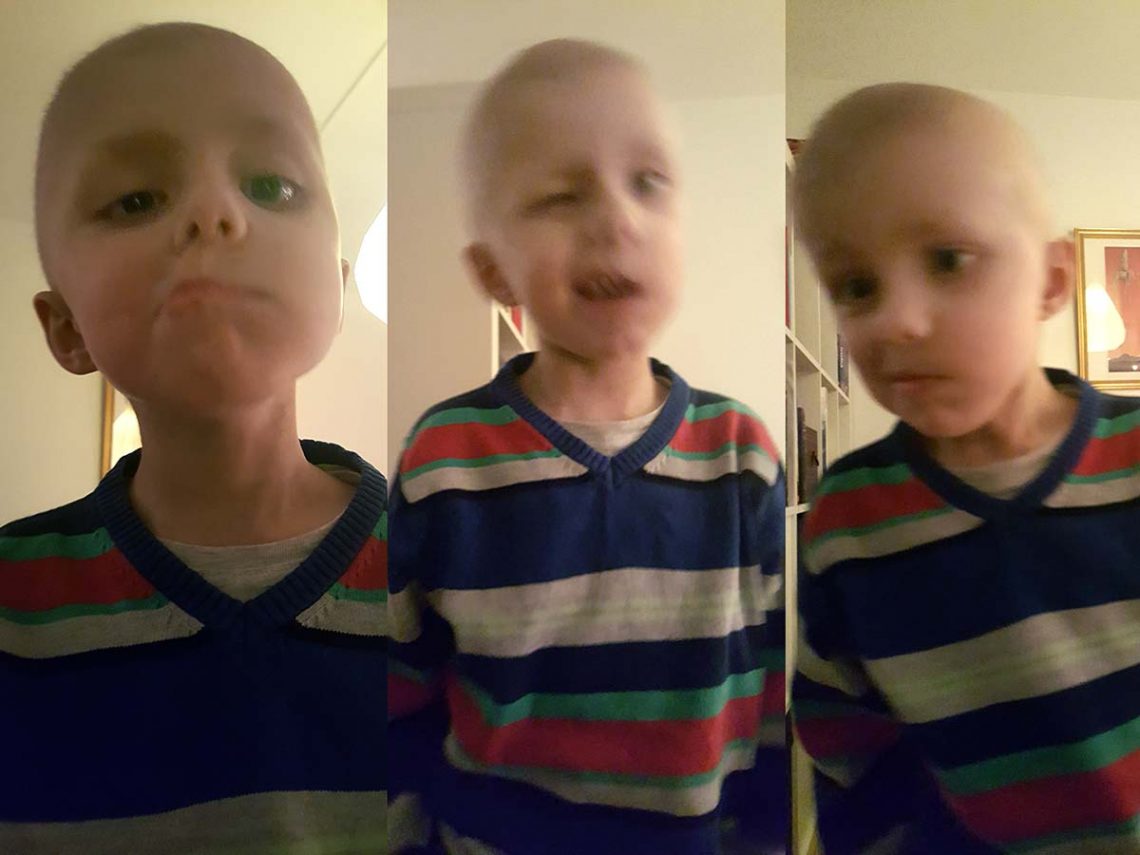 Elis showar för mammas mobilkamera hemma.