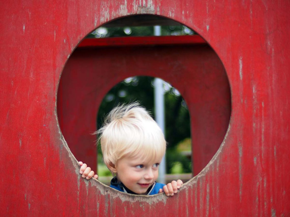 Elis på en lekplats, 2015.