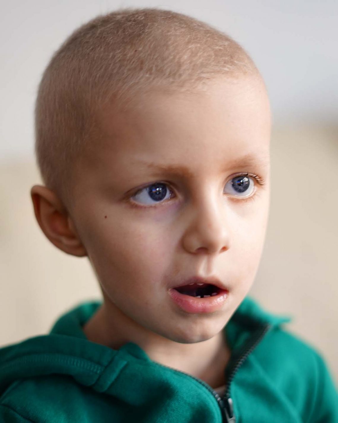 Elis spelar Wii i soffan.