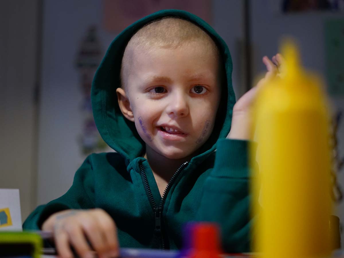 Elis pysslar och har stämplat sig i ansiktet