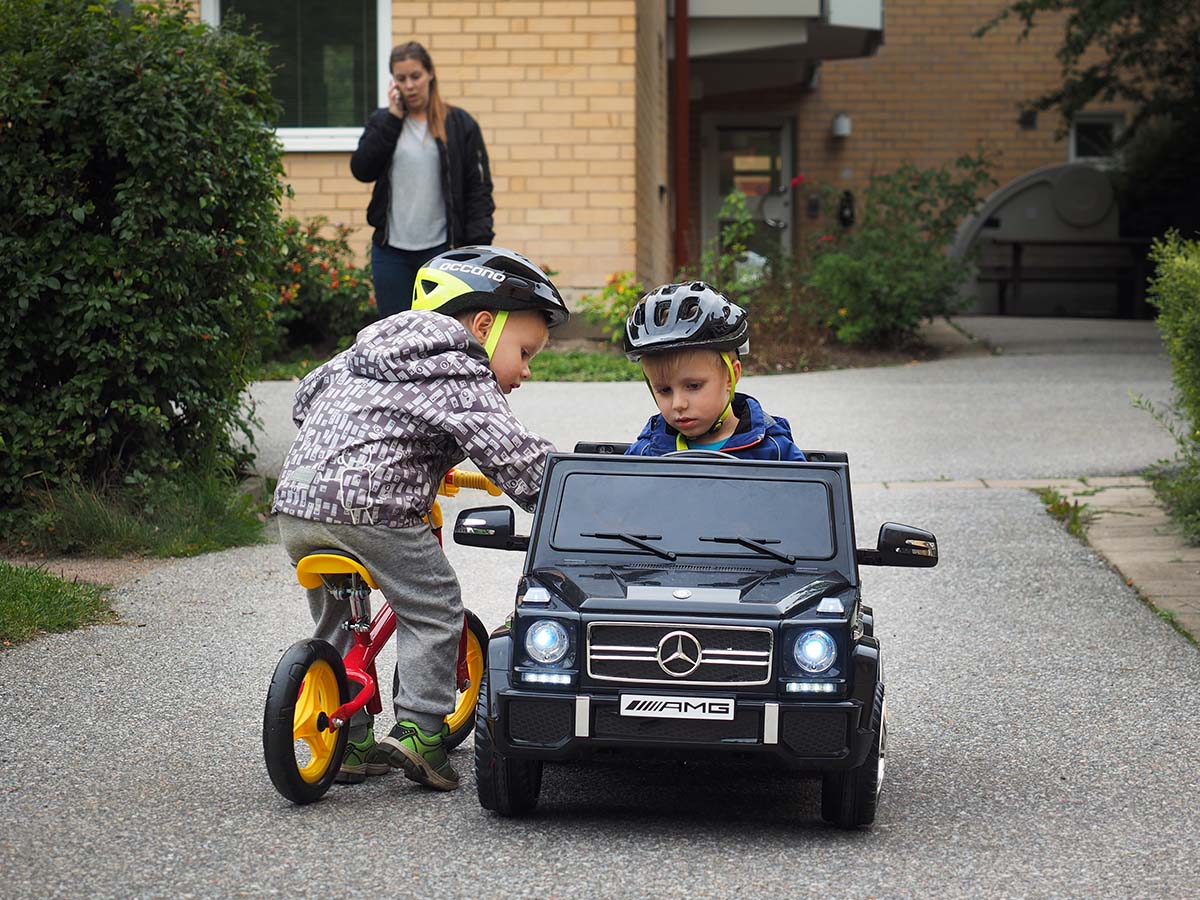 Elis och Folke och bilen, september 2017