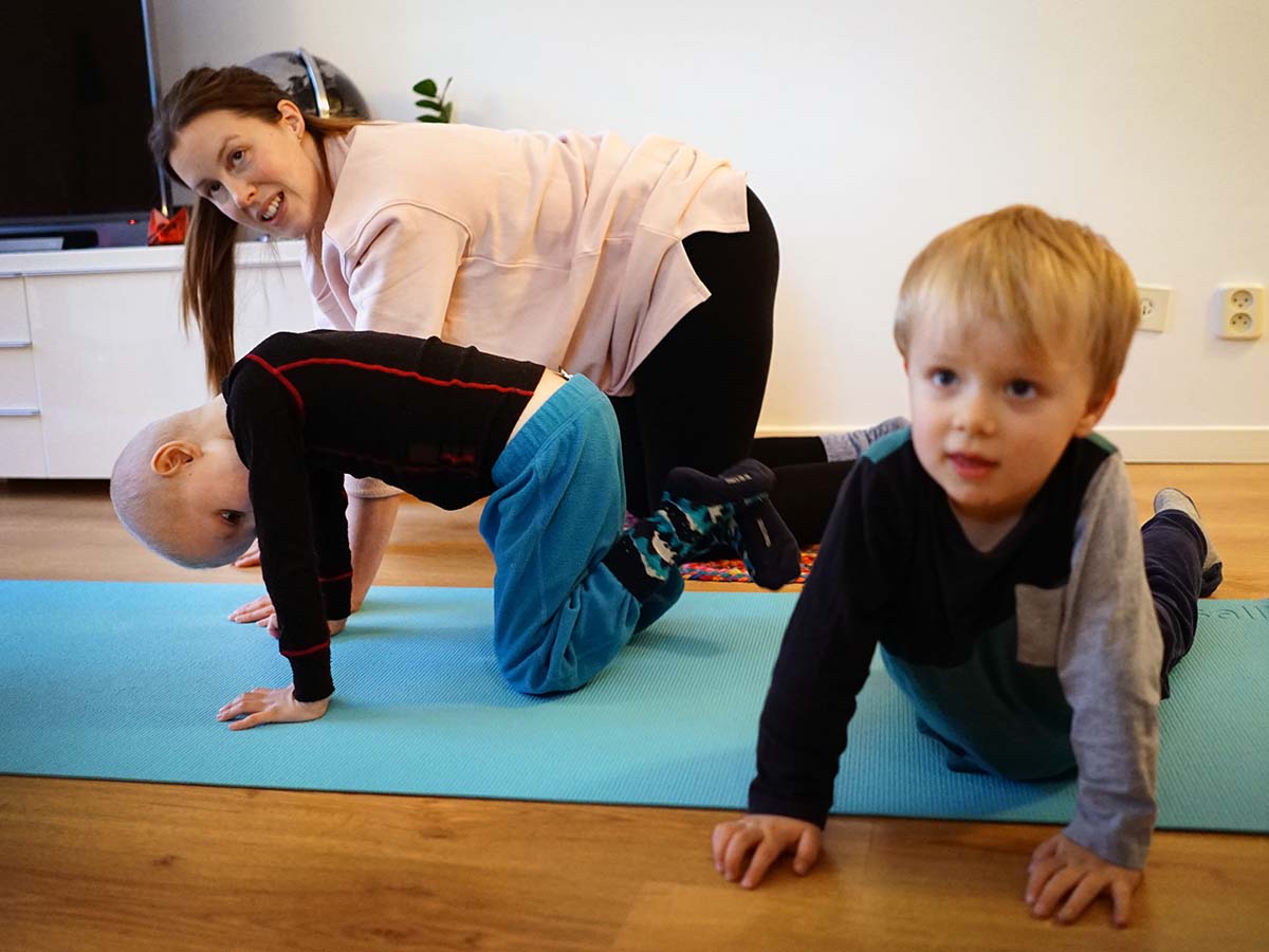 Folke och Elis testar yoga med mamma