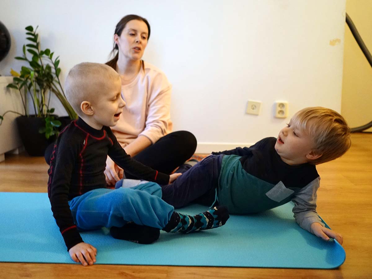 Elis och Folke efter yogaövningarna