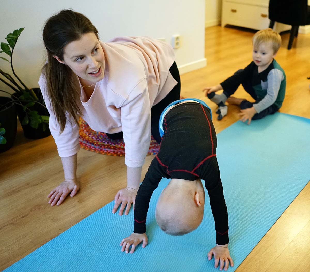 Yogaövningar med mamma och barnen