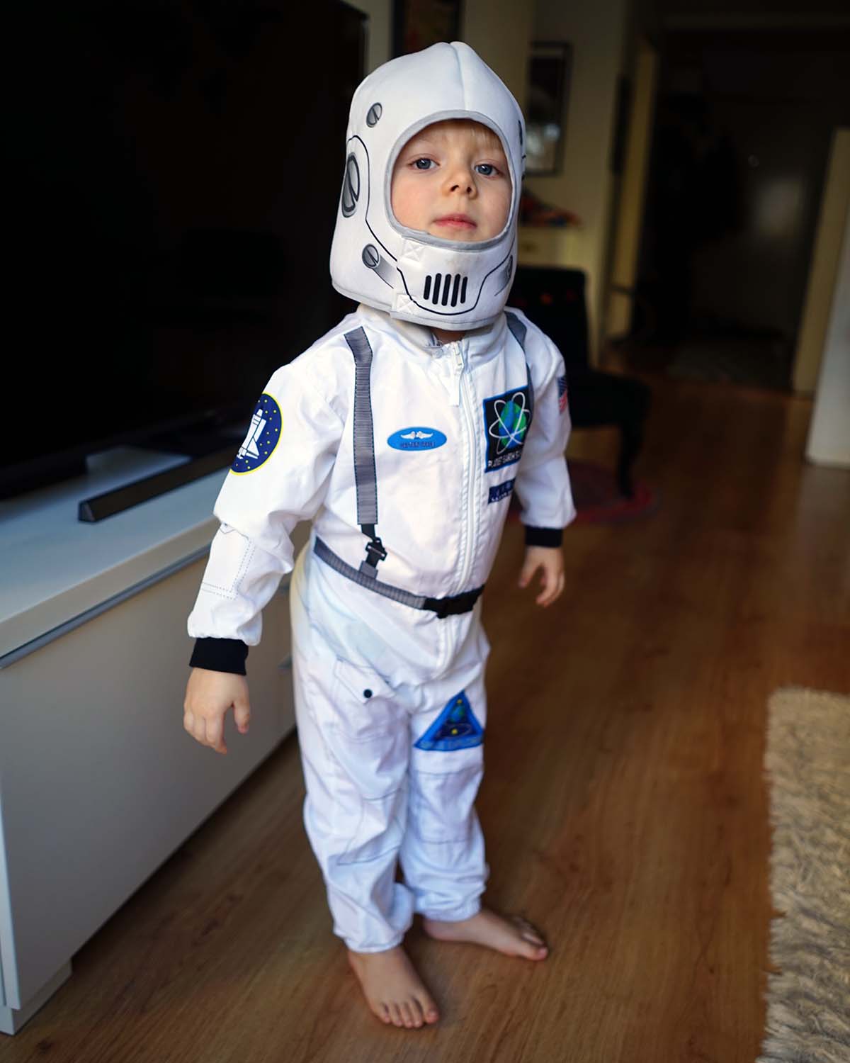 Folke utklädd till astronaut