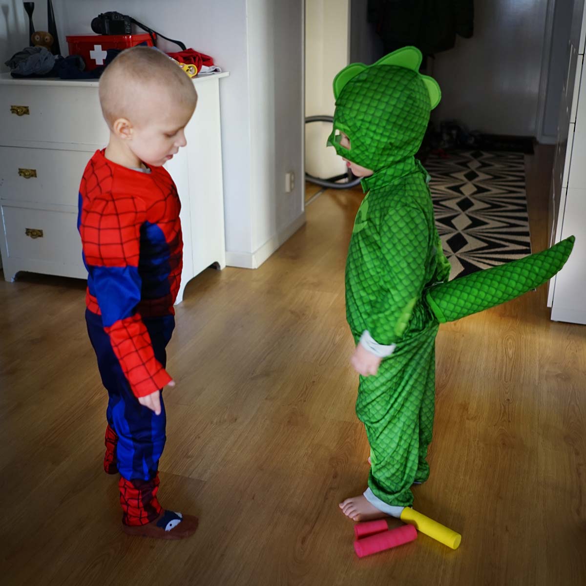 Elis som Spindelmannen och Folke som Gecko