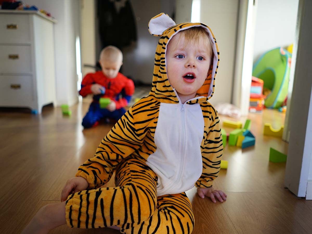 Folke som tiger, framför Elis i Spindelmannendräkten