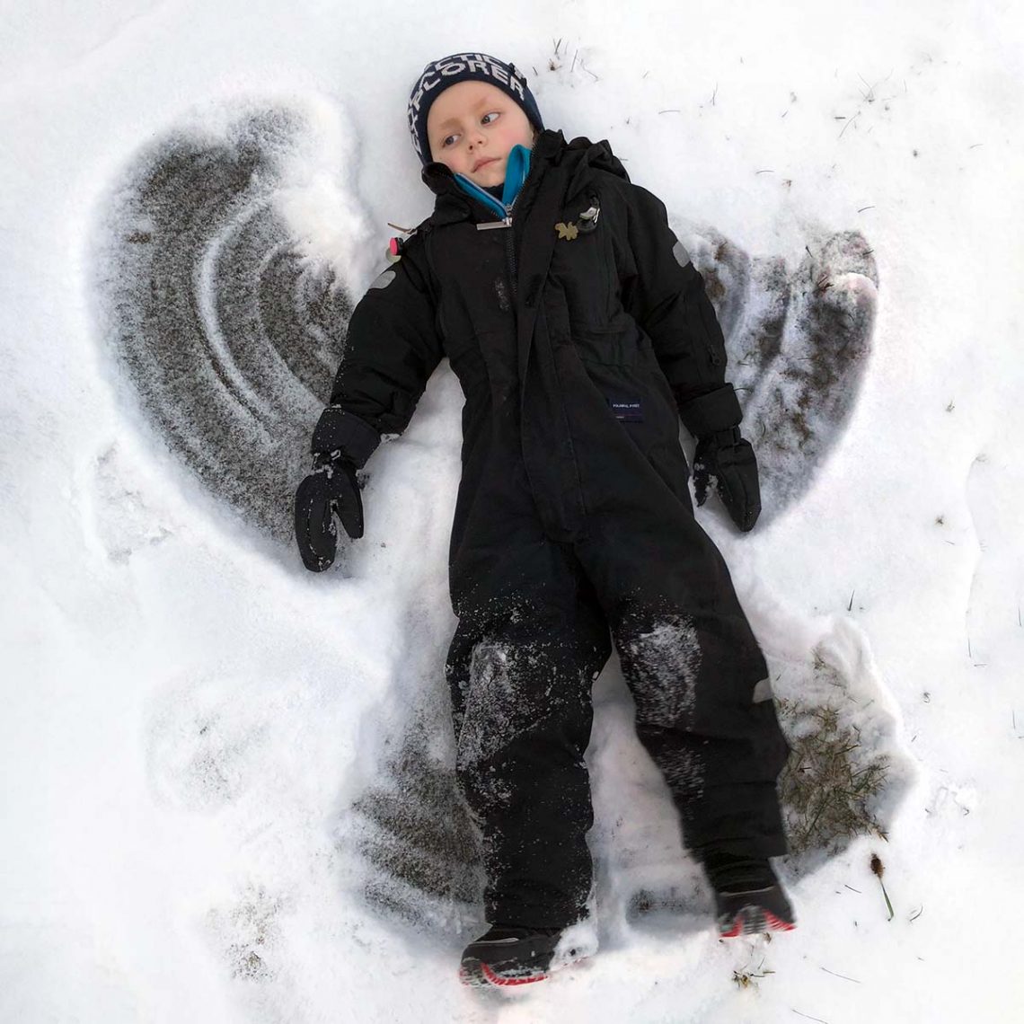 Elis gör en snöängel