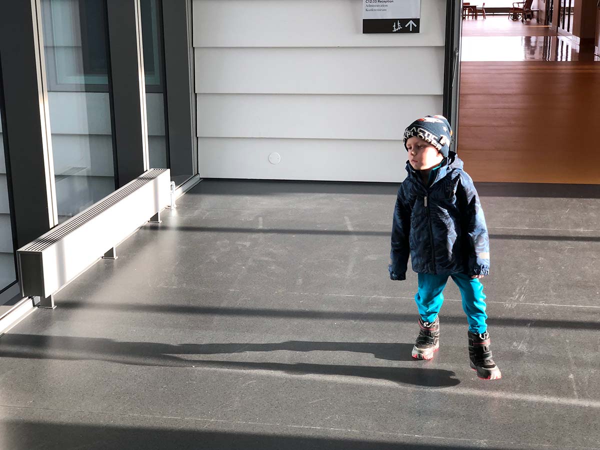 Elis väntar vid hissarna, på väg hem från sjukhuset.