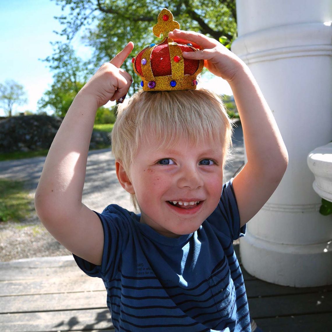 Elis med leksakskrona, före sjukdomen