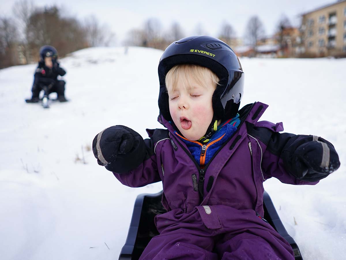 Folke showar i pulkan med Elis i bakgrunden