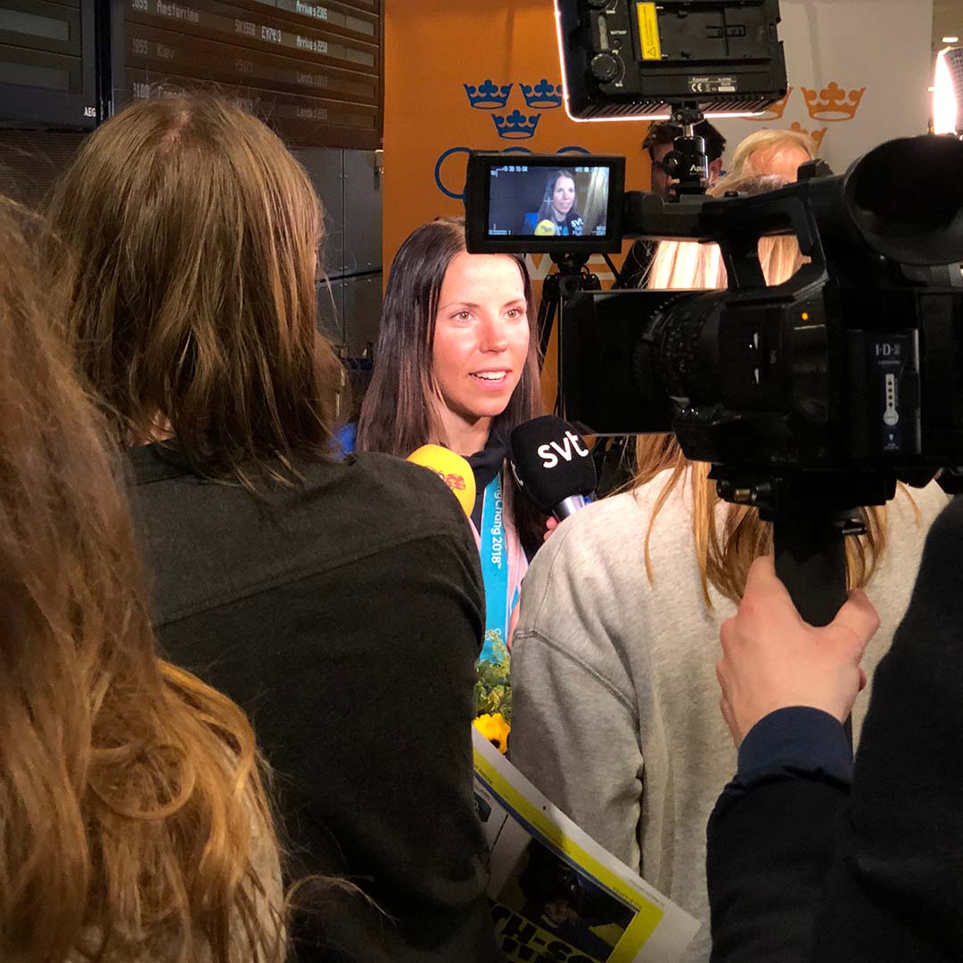 Charlotte Kalla tas emot på Arlanda efter OS-succén