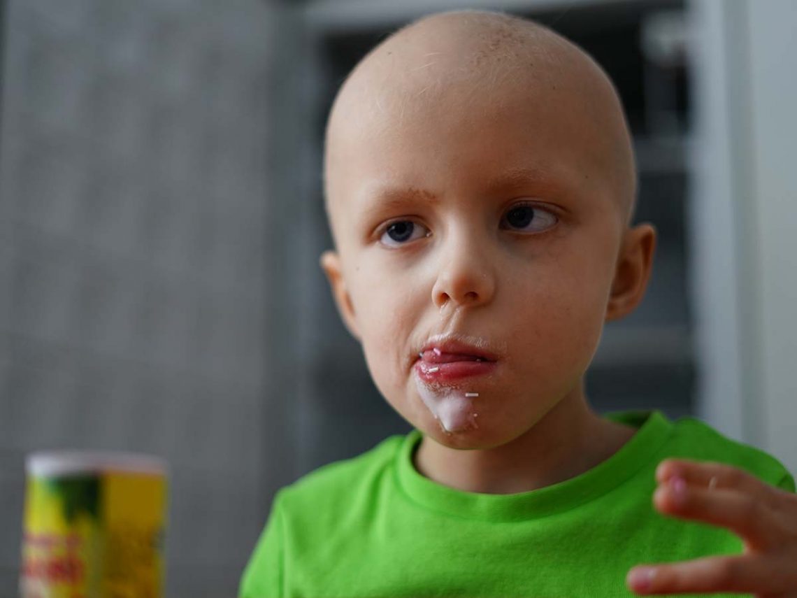 Elis äter en glass framför den avfrostade frysen