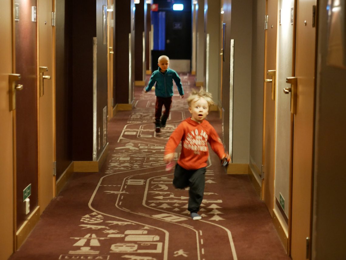 Folke och Elis springer i hotellkorridoren i Norrköping