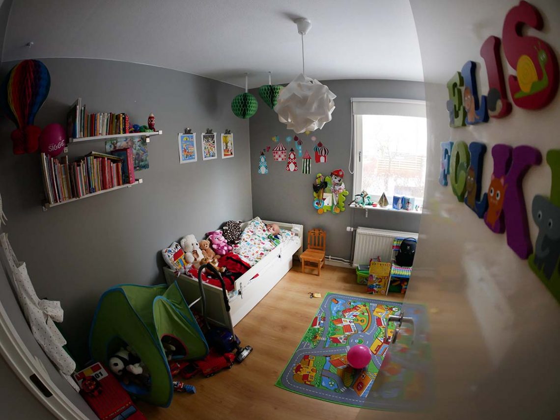 Elis är febrig och ligger i sin säng